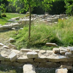 Freistehende Trockensteinmauer Gneis
