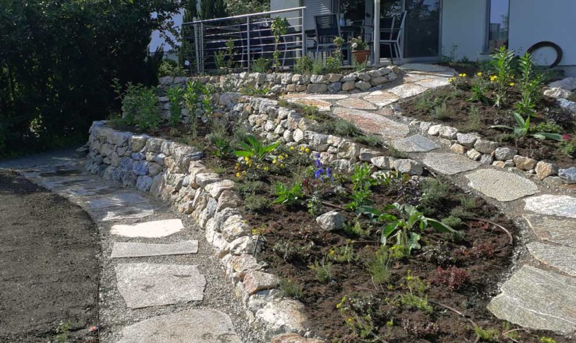 Gneis Plattenweg und Kalkstein Mauer