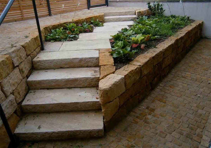 OLYMPUS DIGITAL CAMERA Eingangsgestaltung mit Sandstein